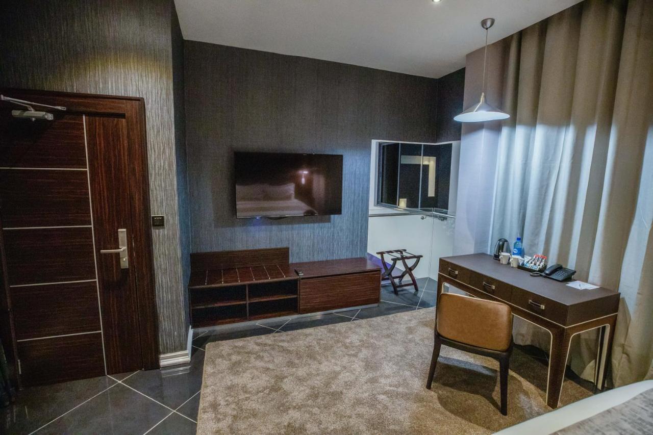 Bon Hotel Tripod Оверри Экстерьер фото